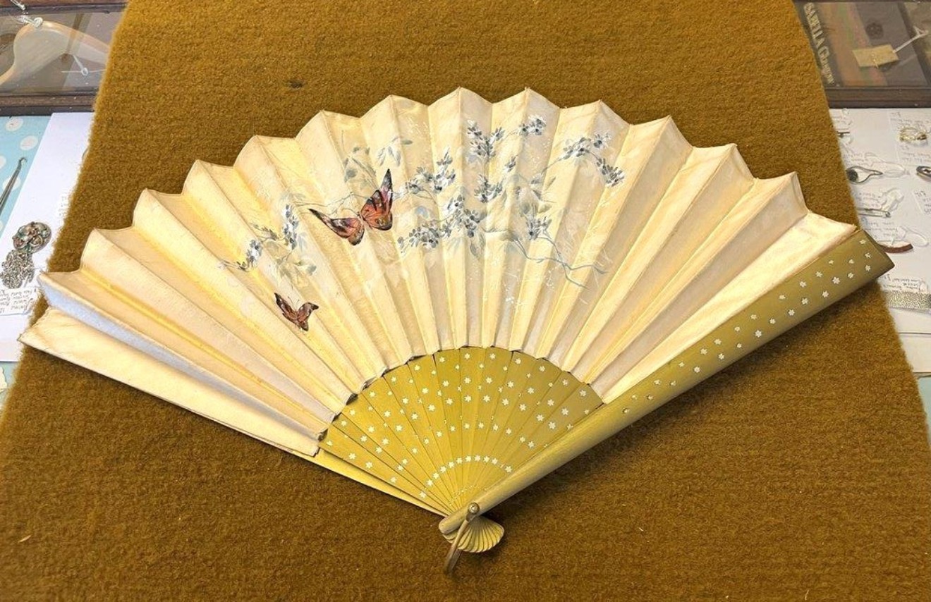 Vintage Oriental Fan Floral and Butterfly Design