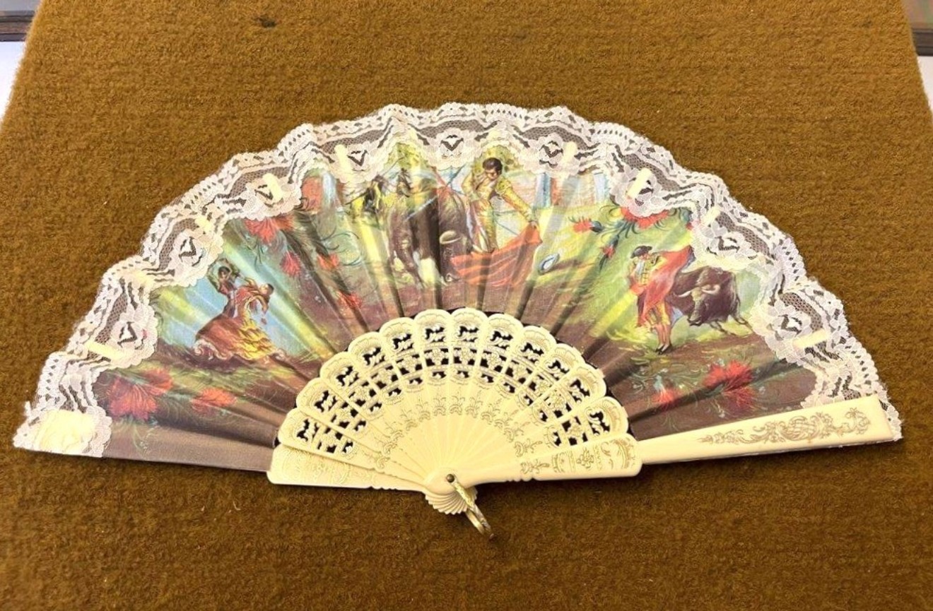 Vintage Spanish Fan Bullfighter Design