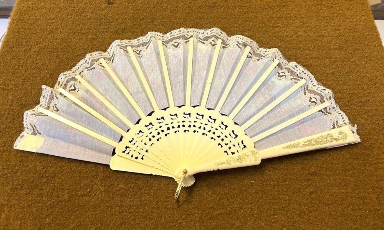 Vintage Spanish Fan Bullfighter Design