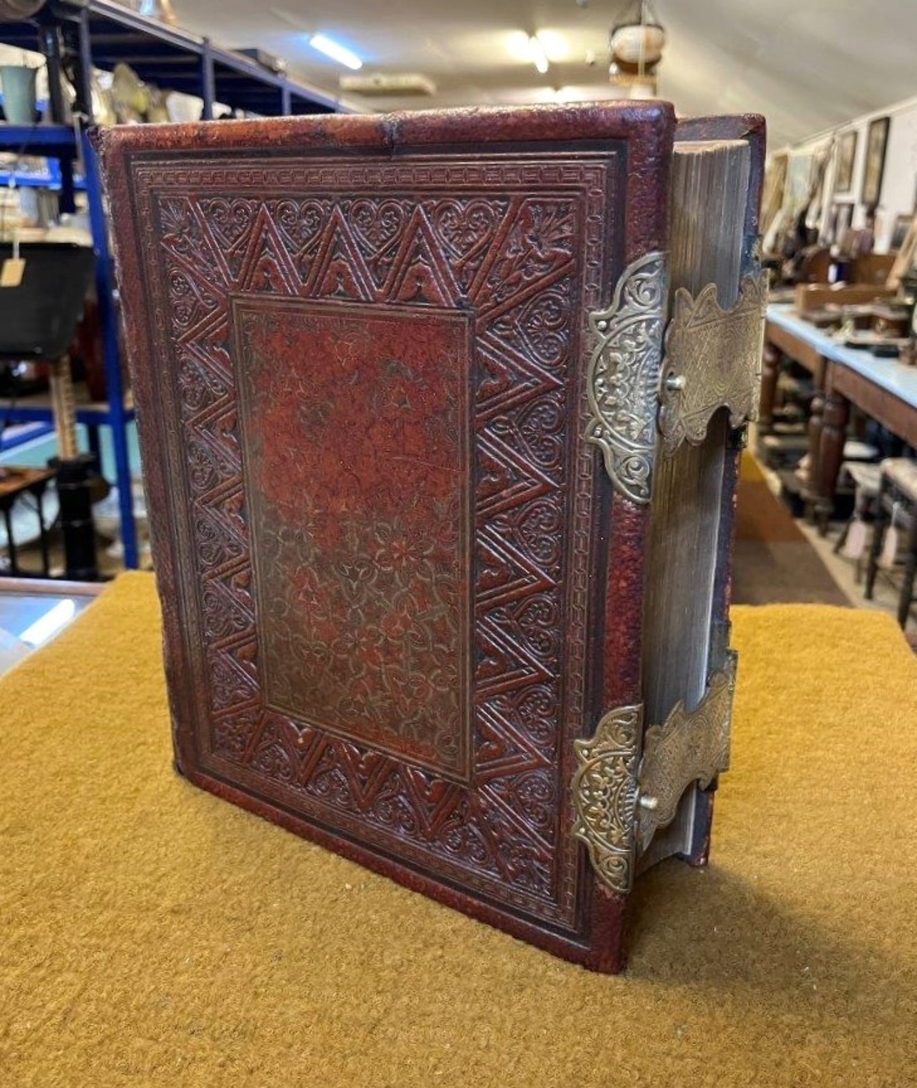 Victorian Family Bible with Full Exposition and Notes and Numerous Illustrative Engravings by The Rev John Brown