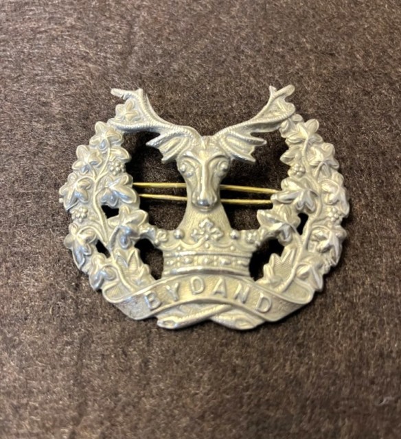 Vintage Gordon Highlanders Cap Badge with "BYDAND" Motto